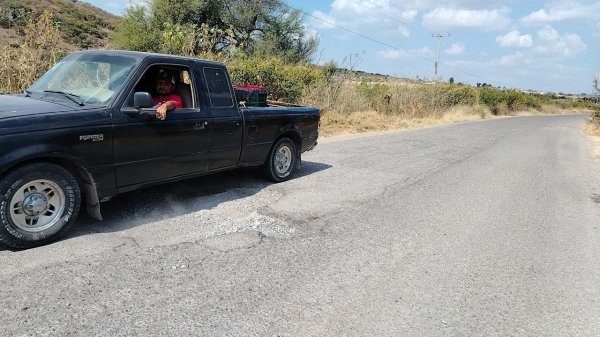 Baches y hoyos en carretera de Salamanca dañan vehículos: “el asfalto ya no está” 