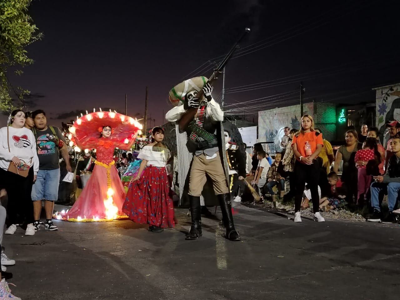 Cabeza: Galería | Tradicional paseo de las luminarias ilumina las calles de Celaya