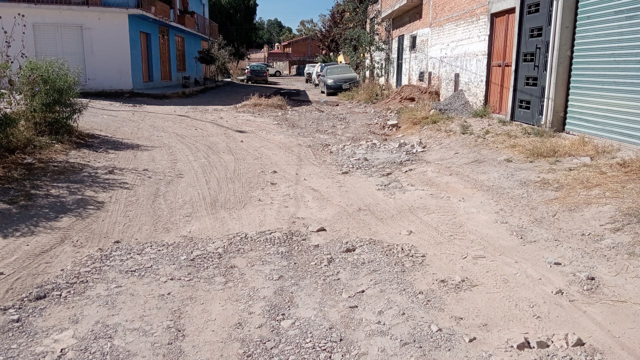 Tras 15 años de abandono, vecinos de zona centro exigen pavimentación en San José Iturbide