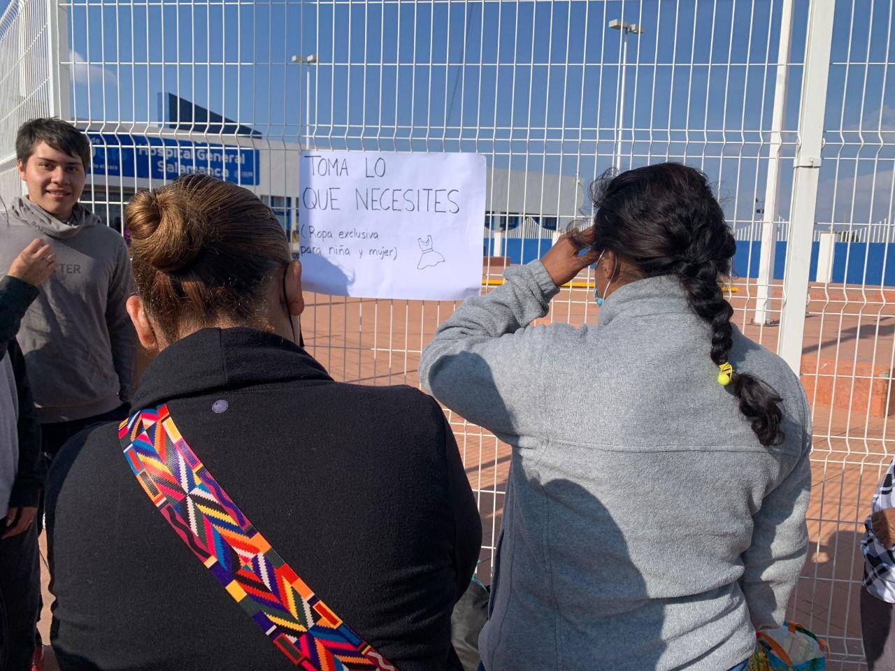 Jóvenes regalan ropa a familiares de pacientes del Hospital General de Salamanca