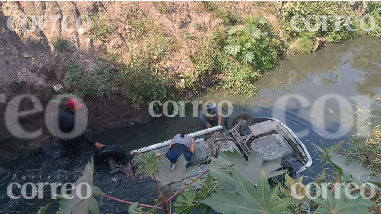 Mujer vuelca y cae al canal de Coria en la carretera Pueblo Nuevo-Irapuato 