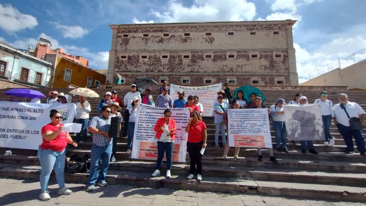 Maestros de Guanajuato se manifiestan y exigen mesa de diálogo que no sea 'en lo oscurito'