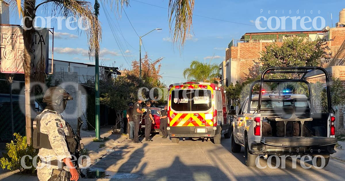 Balean a dos hombres afuera de un taller en la colonia Paseo de las Torres de León