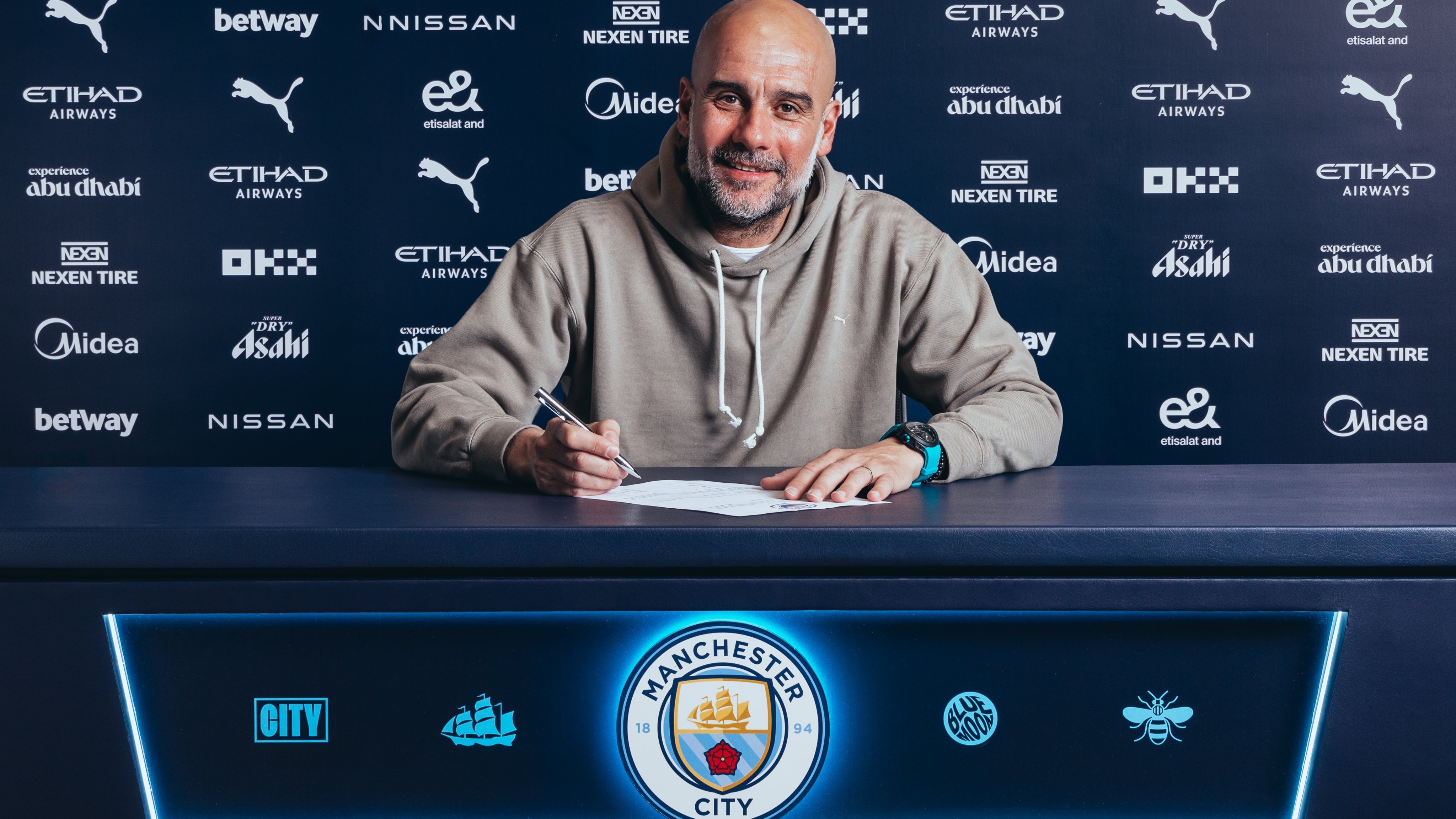 Pep Guardiola renueva con el Manchester City hasta 2027