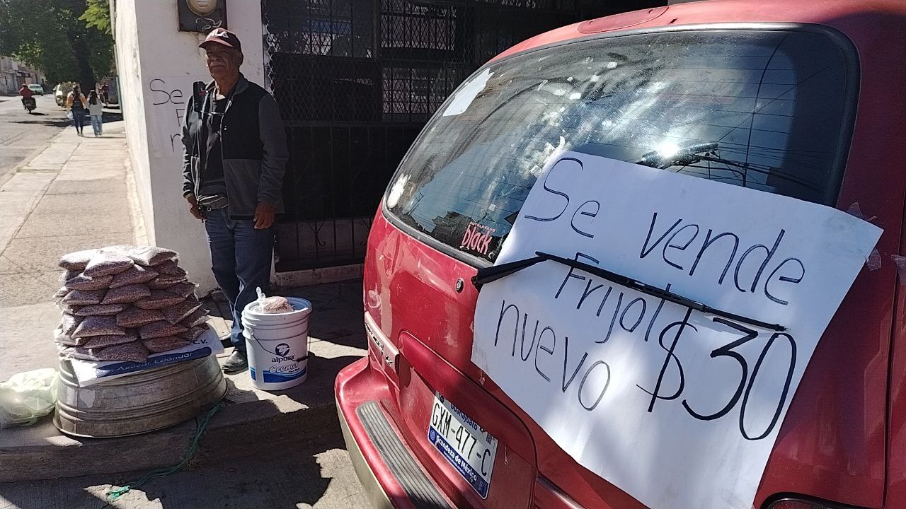 Salamanca: Don Octavio, el agricultor que acerca frijoles accesibles a las familias