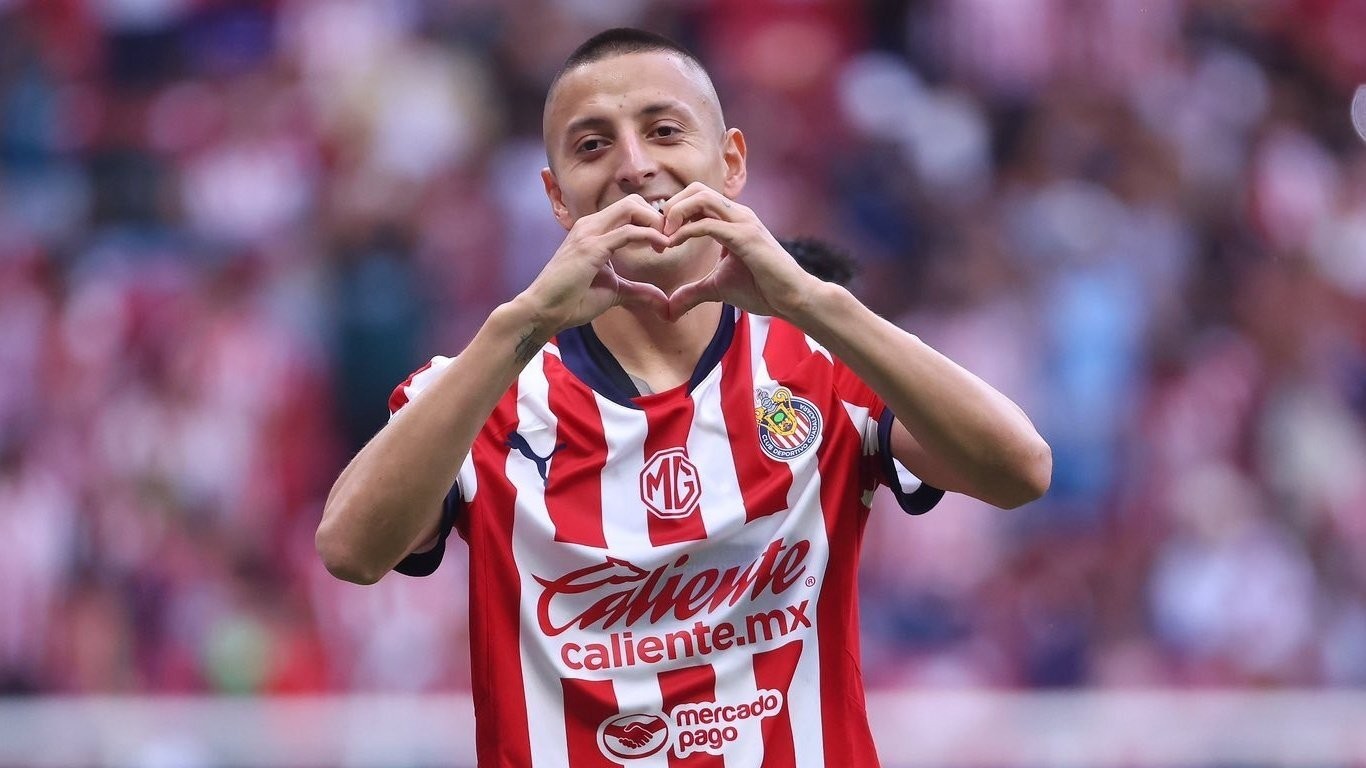 Chivas pone intransferible a Roberto 'Piojo' Alvarado ante el fracaso del equipo