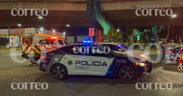 Muere pareja de motociclistas tras chocar contra un poste en el bulevar López Mateos de León  