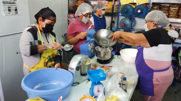 Jóvenes con discapacidad emprenden negocio de repostería en Dismaar en Irapuato 