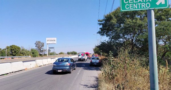 Pese a ser ruta única, falta de señalización en Poniente 6 de Celaya confunde a conductores 