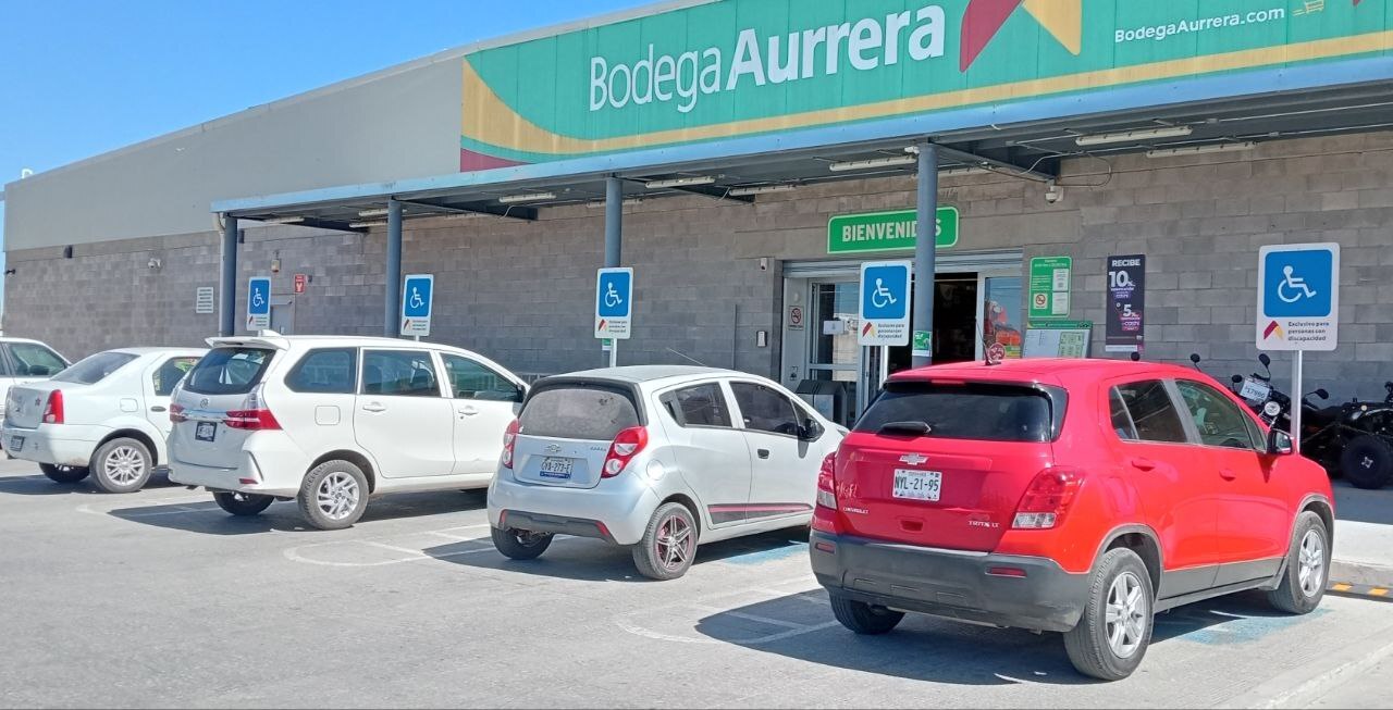 Invaden espacios de estacionamiento para personas con discapacidad en San José Iturbide 