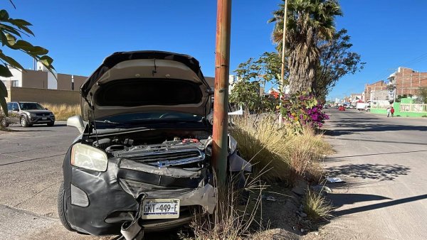 Mujer choca su camioneta en Villas de Guanajuato, en la capital