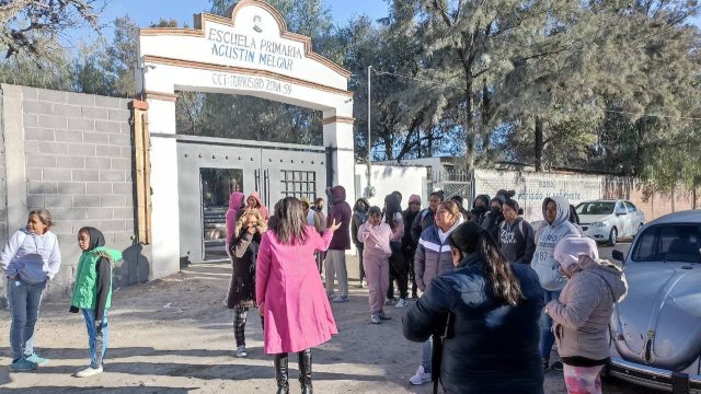 Protestan en primaria de San Miguel de Allende contra maestra por presunto maltrato a alumnos