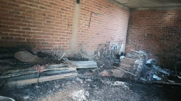 Incendio destruye casa de una mujer en Huanímaro; la falta de bomberos agrava la emergencia 