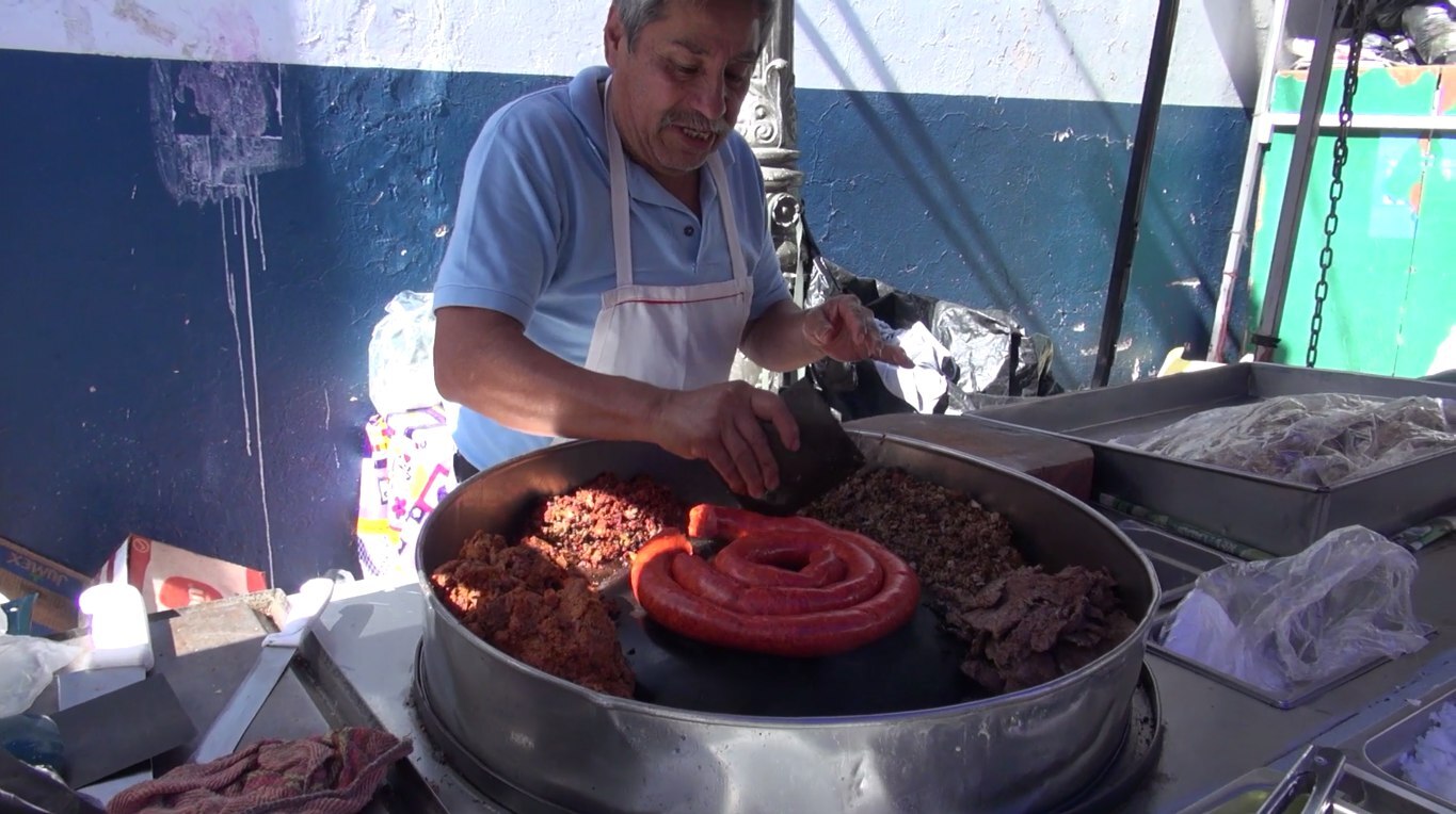 Víctor “El Veneno”, 50 años al servicio del mercado Embajadoras en Guanajuato 