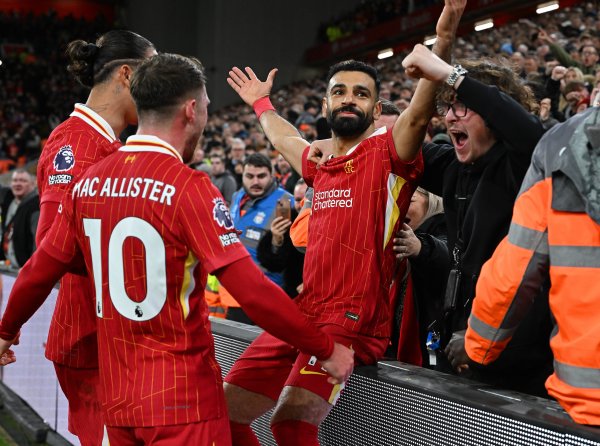 Liverpool derrota 2-0 al Manchester City y extiende su ventaja en la Premier League