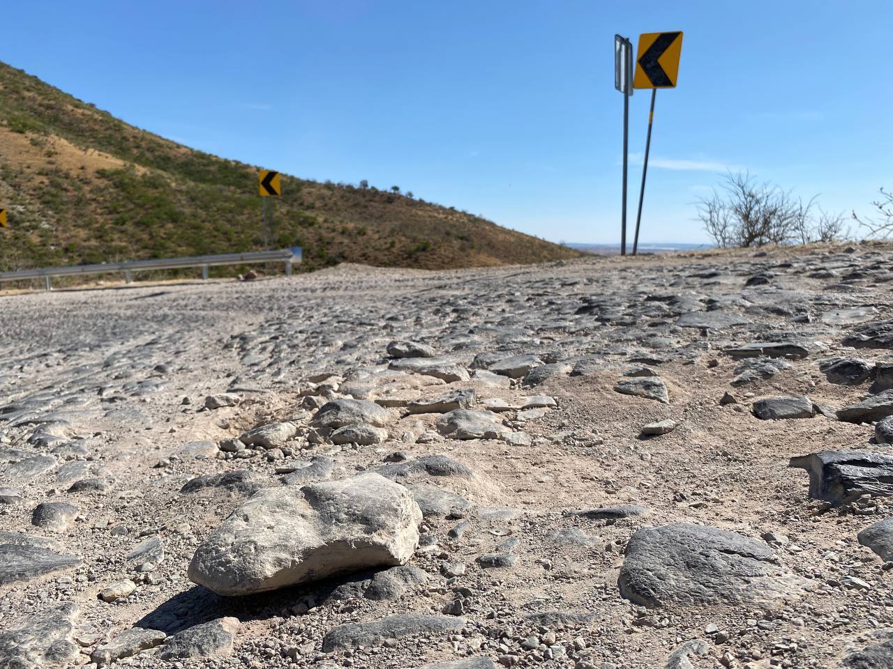 Piedras sueltas en el camino al Cubilete ponen en riesgo a ciclistas y motociclistas en Silao 