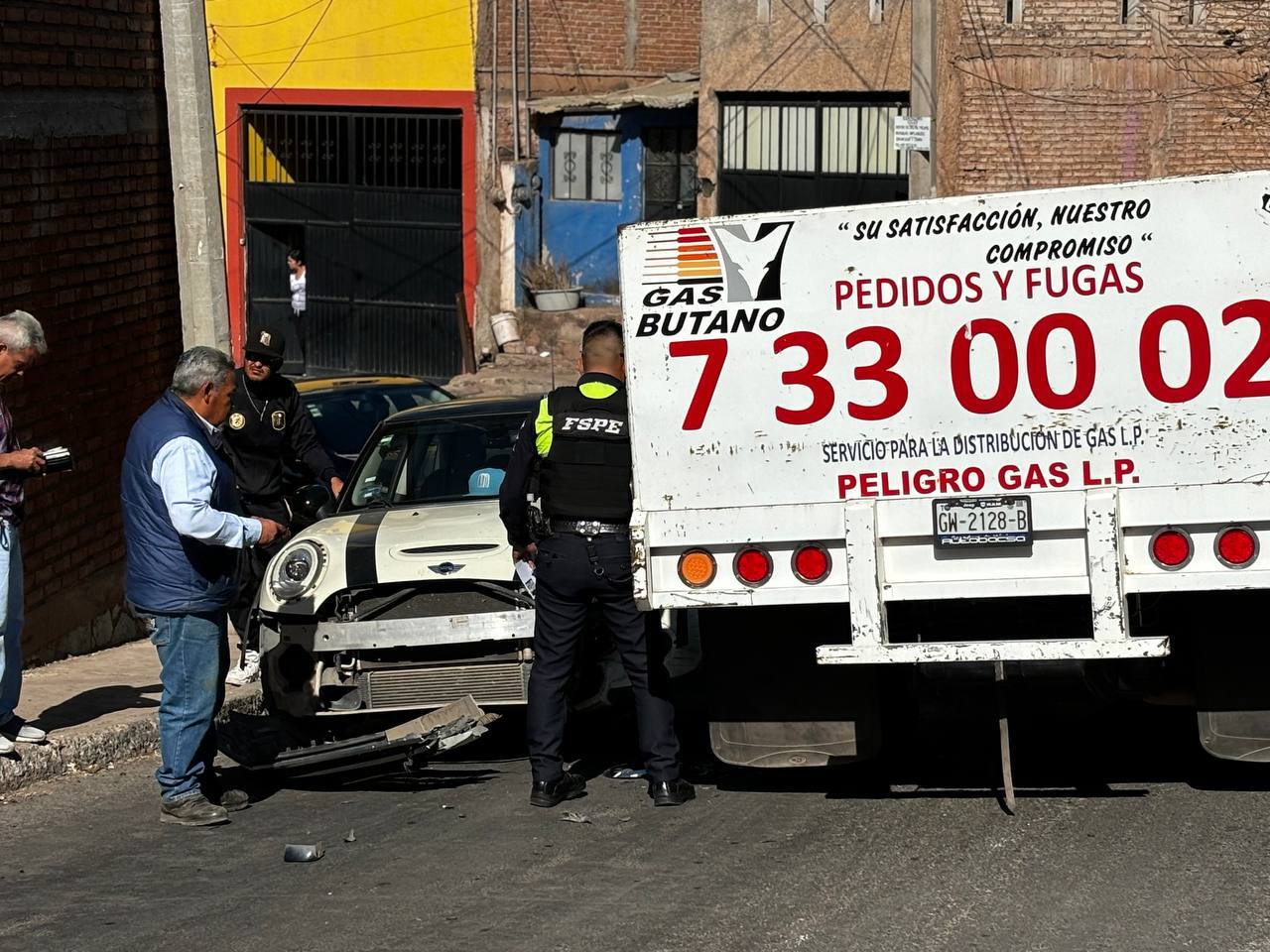 Choque frontal de una pipa de gas deja daños materiales en La Venada y Trozado