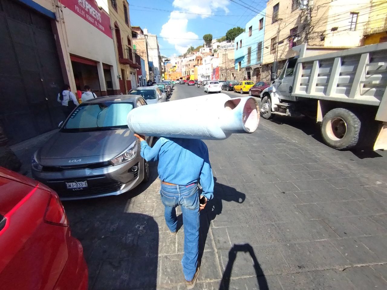 Con fuerza y dedicación, gaseros de Guanajuato desafían los empinados callejones en la capital