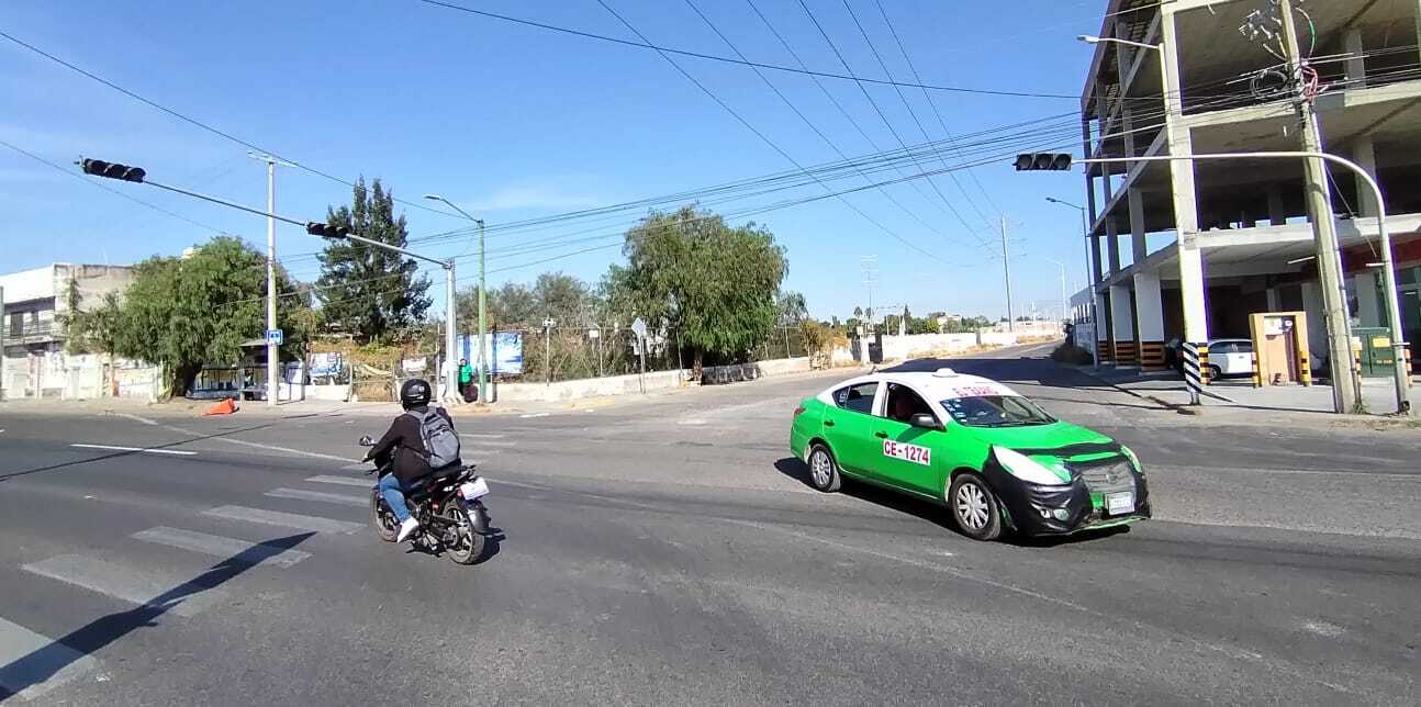 Semáforo del crucero de Celaya tiene semanas fuera de servicio, ¿por qué?  