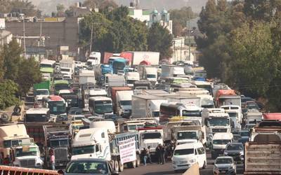 Transportistas bloquean la México-Puebla por adeudos del Tren Maya