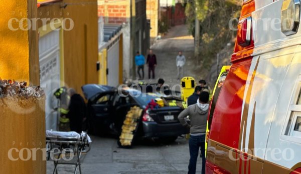 Madre e hijo menor de edad salen heridos tras caer tres metros de la Panorámica en Guanajuato capital