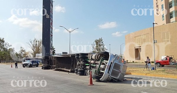 Vuelca tráiler en la carretera Silao-León; alarma derrama de combustible 