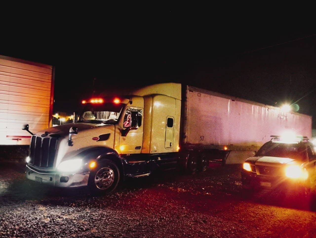 Trailer derriba postes de teléfono y luz en carretera de San Miguel de Allende; deja colonia sin servicio