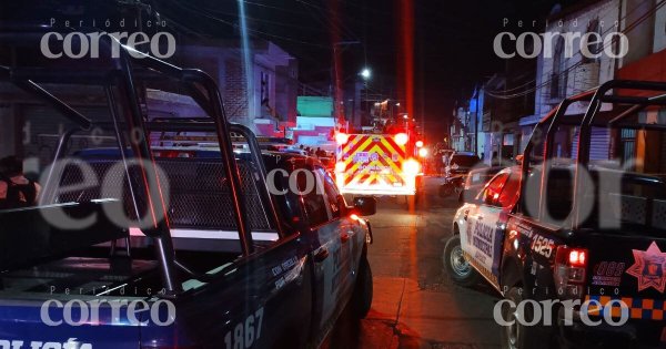 Pleito entre pandillas en Los Álamos de Irapuato termina con una motocicleta incendiada