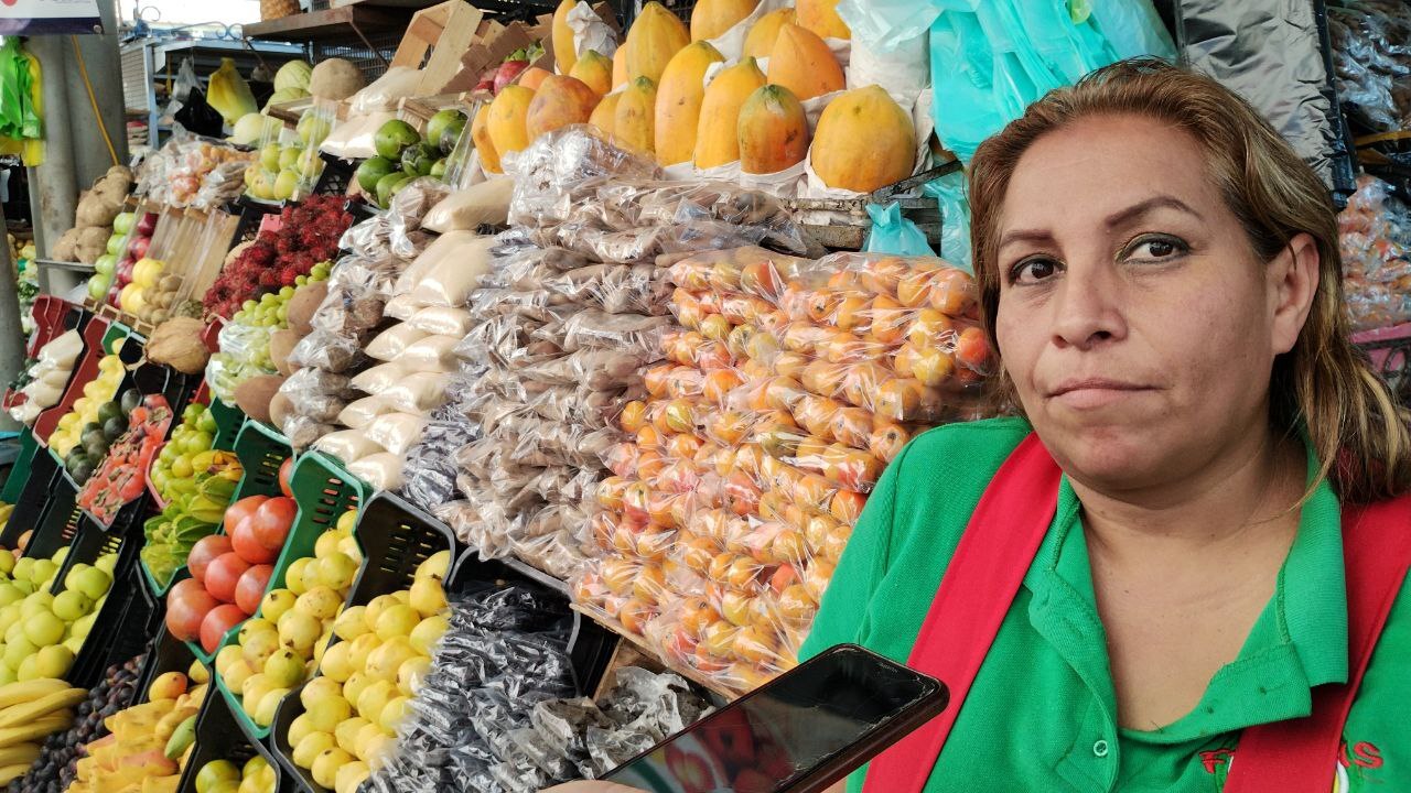 Aumento de precios en frutas no frena las ventas de Rosa Isela en Irapuato durante las posadas