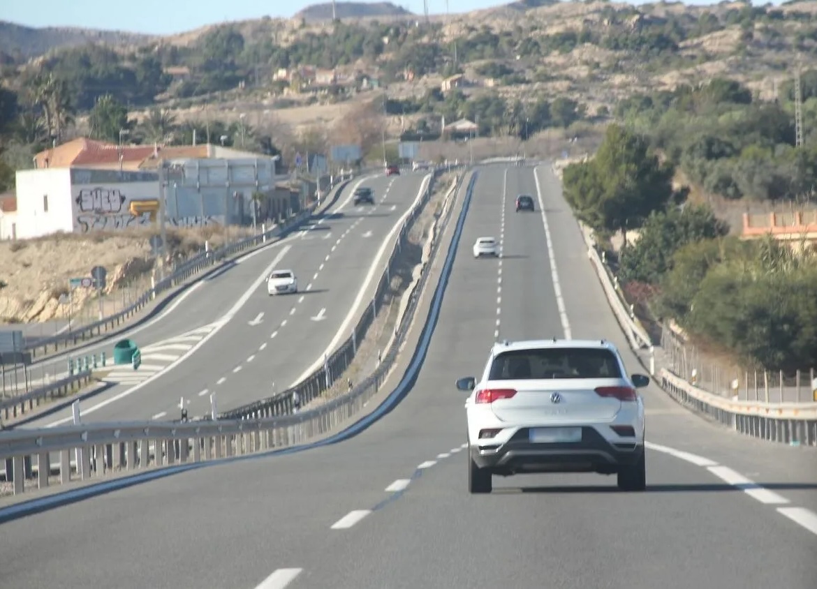 Retornos en Abasolo en el bulevar los Pinos continúan cerrados; automovilistas realizan maniobras peligrosas 