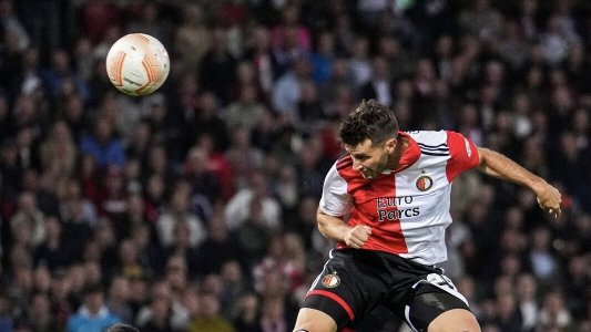 Santiago Giménez regresa en grande con un hat-trick en la Eredivisie