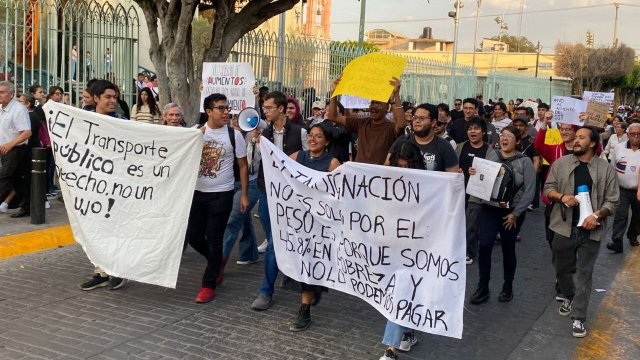 Estudiantes y ciudadanos protestan contra aumento de pasaje en León: 