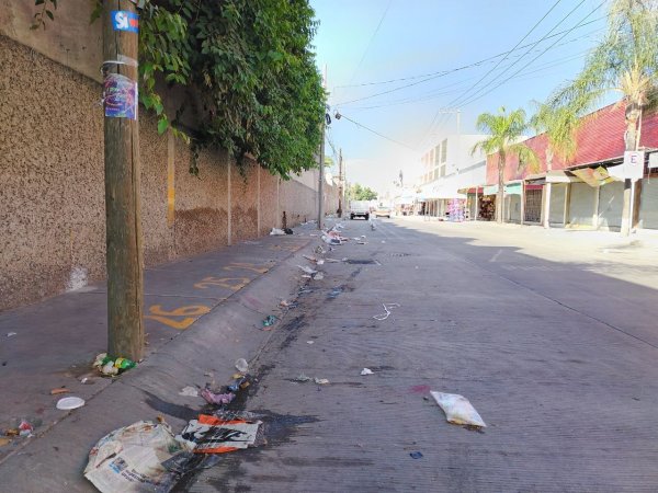 Comerciantes denuncian 'invasión' de tianguis informal en la Zona Piel de León 