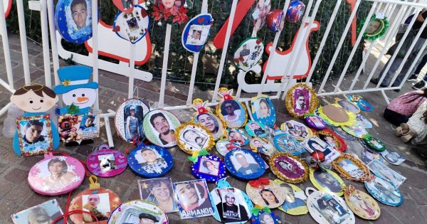 Colocan esferas en el árbol de Navidad de Salamanca para recordar a los desaparecidos