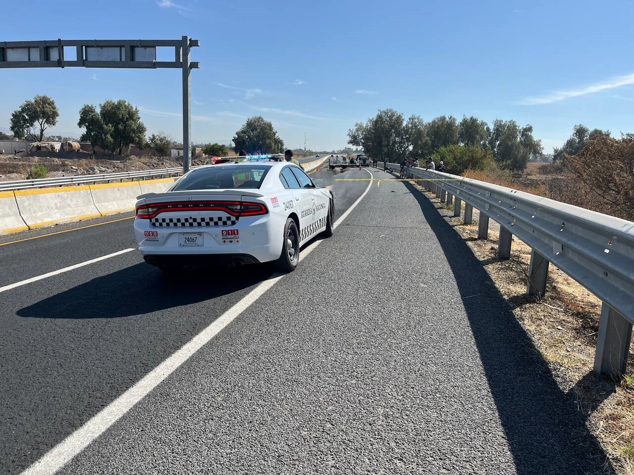 Muere motociclista tras ser impactado por una camioneta tras intentar dar una vuelta prohibida