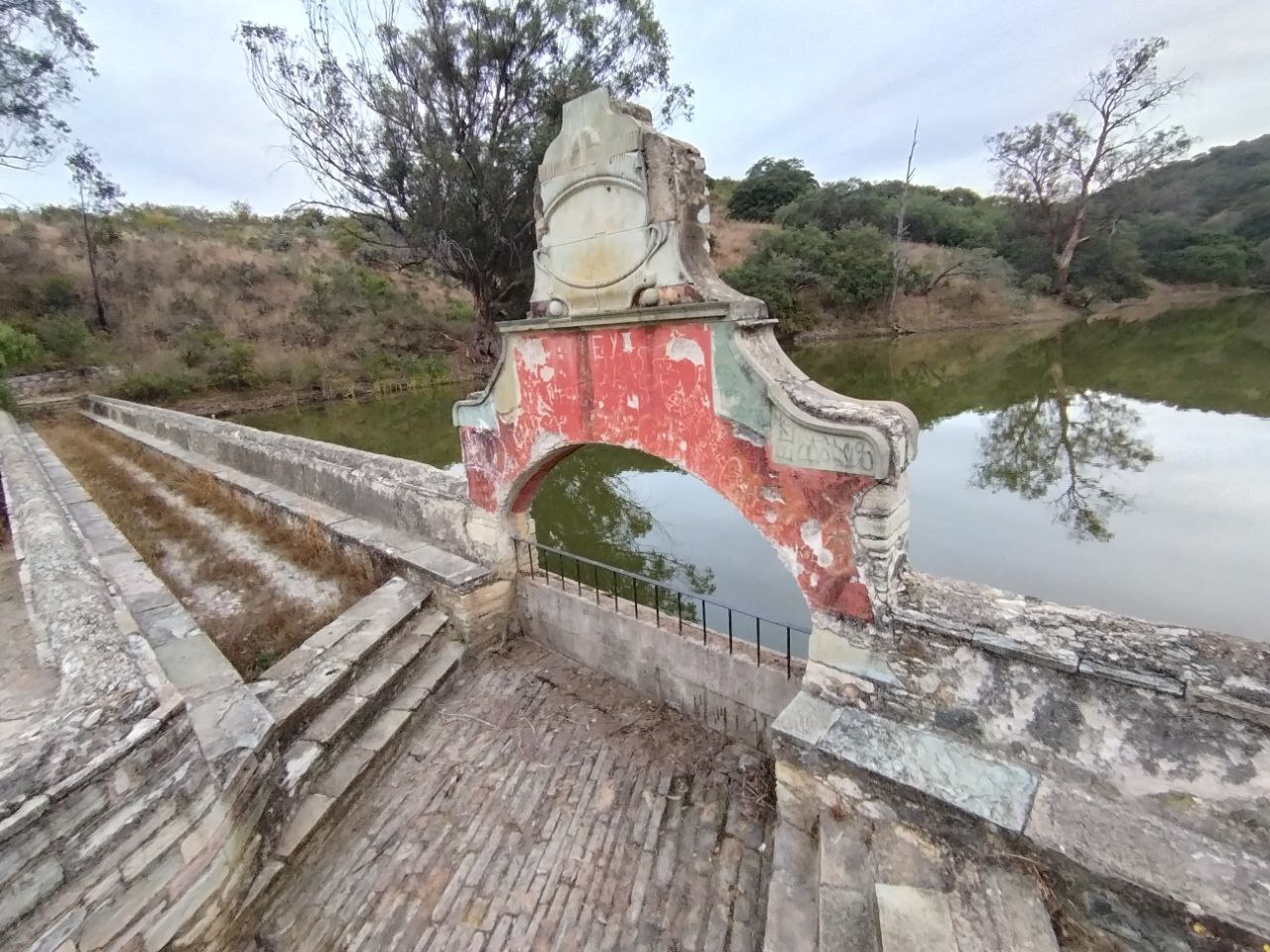 Alertan por deforestación y contaminación en la Presa del Realejo en Guanajuato