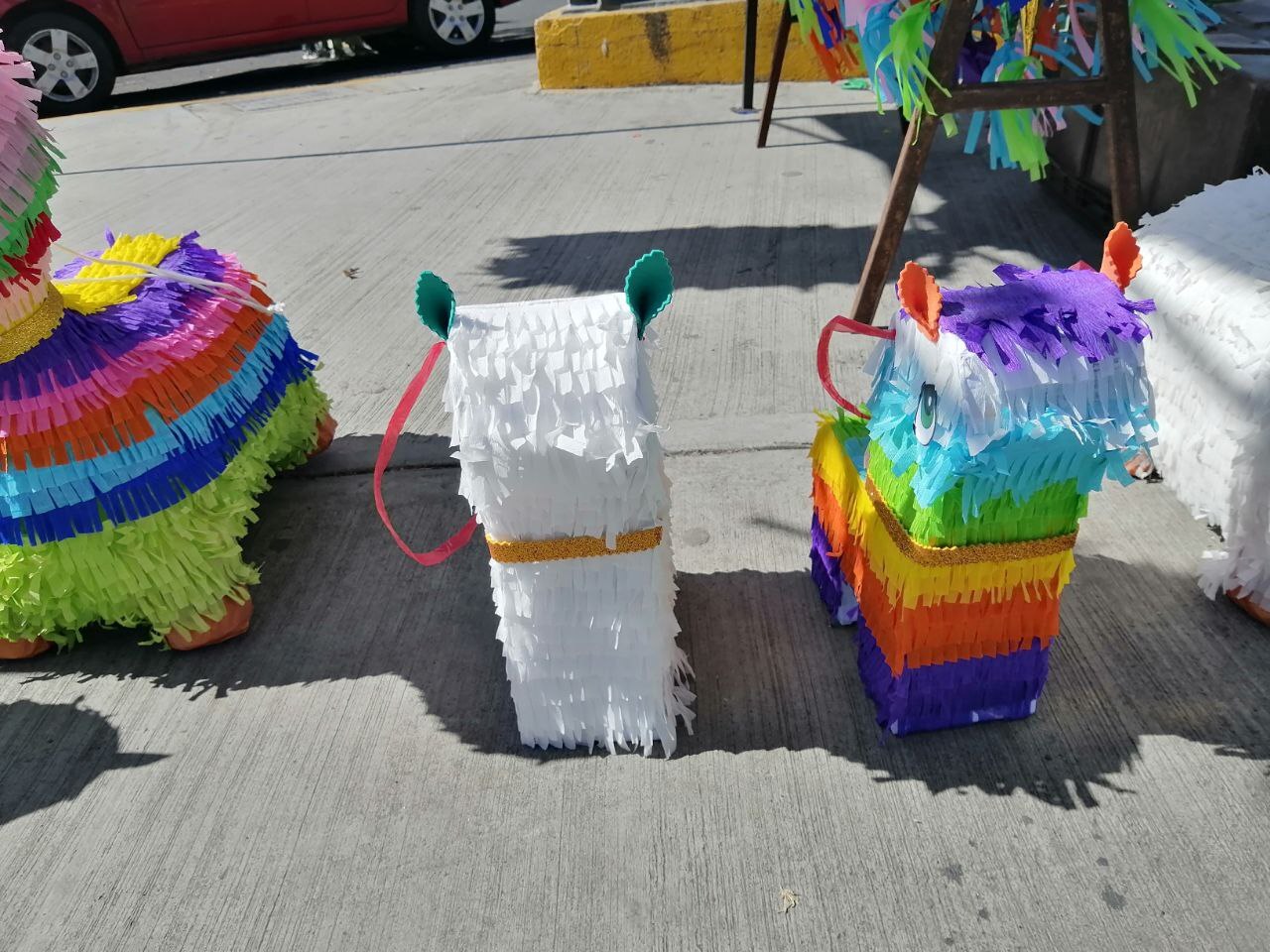 Creaciones D’Katy destaca con sus piñatas de burritos sabaneros en Acámbaro 