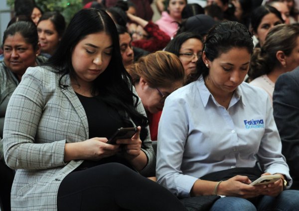 Tras polémica, ahora les quitan el celular a miembros del Ayuntamiento en Celaya