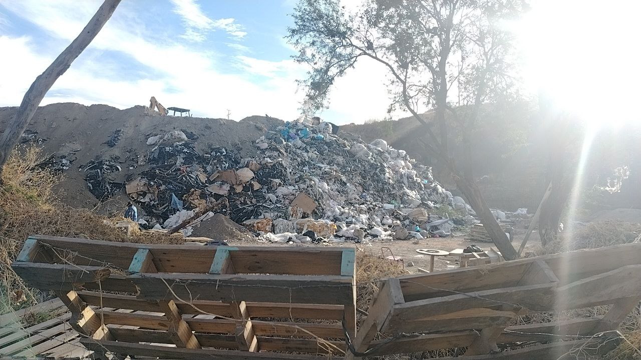 Habitantes denuncian tiradero clandestino de químicos en cerro de La Cal de Salamanca 