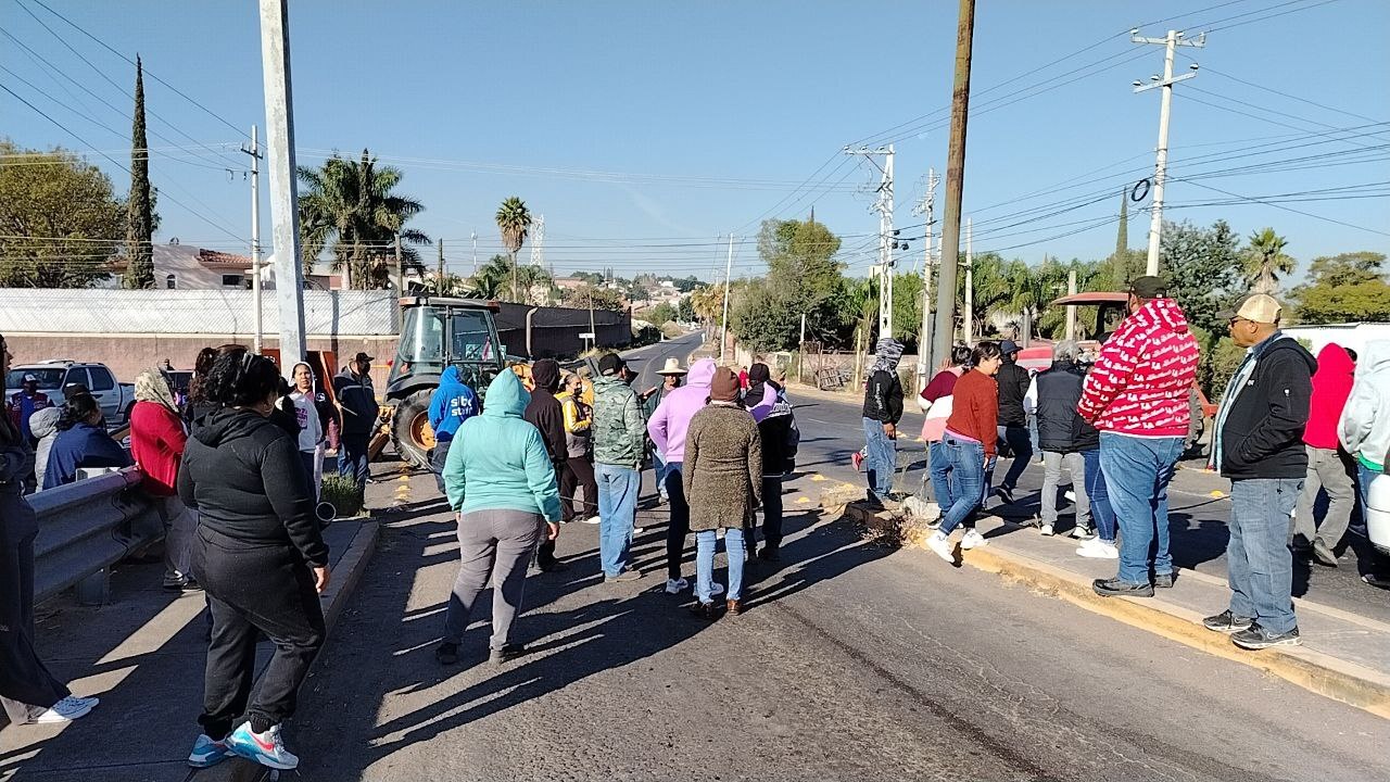 Colonos en Salamanca cierran libramiento en protesta por tiradero en Cerro de la Cal