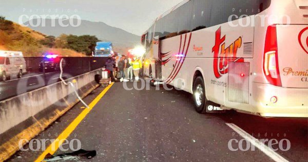 Aparatoso accidente deja a 54 pasajeros varados que viajaban de León a Puerto Vallarta 