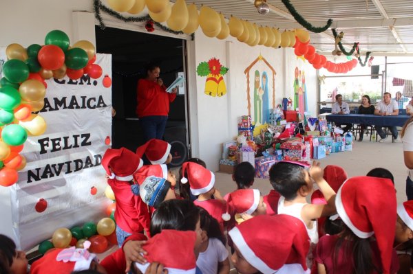 Niños migrantes de Dolores Hidalgo y San Diego de la Unión celebran la Navidad con actividades y regalos 