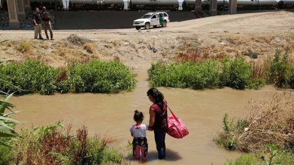 Policías disparan bolas de pimienta contra migrantes en frontera de Estados Unidos 