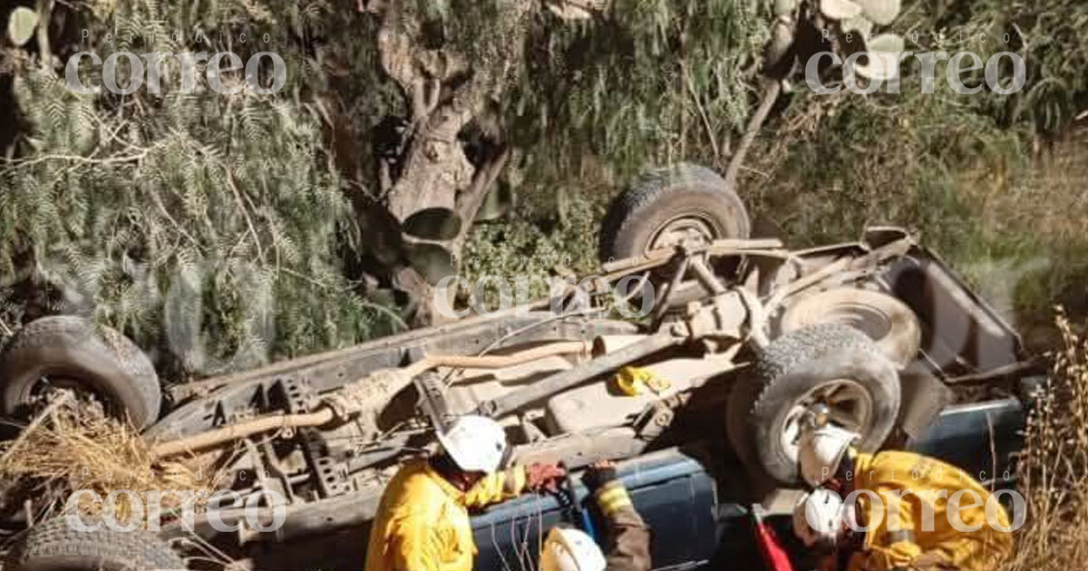 Bomberos rescatan a adulto mayor tras accidente en carretera de San José Iturbide a Tierra Blanca