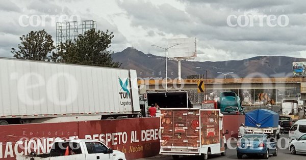 Tráiler obstaculiza tres carriles en la carretera León-Silao tras accidente 