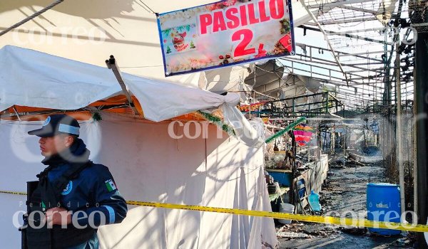 Fuego consume puestos de 70 comerciantes en Expo Navideña en Celaya