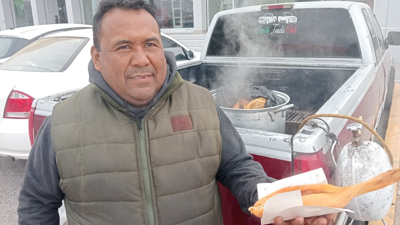 ¿Mucho frío? Don Pedro y su esposa ofrecen tamales, atole y café en San José Iturbide