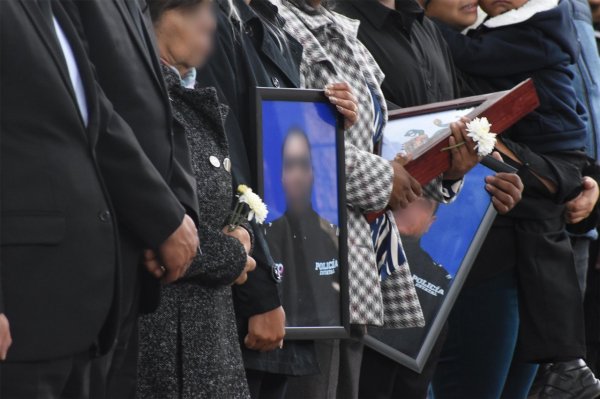 Rinden homenaje póstumo a policías asesinados en Uriangato, Guanajuato