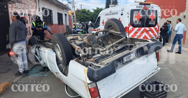 Volcadura en el bulevar Mariano García de Irapuato deja un herido 