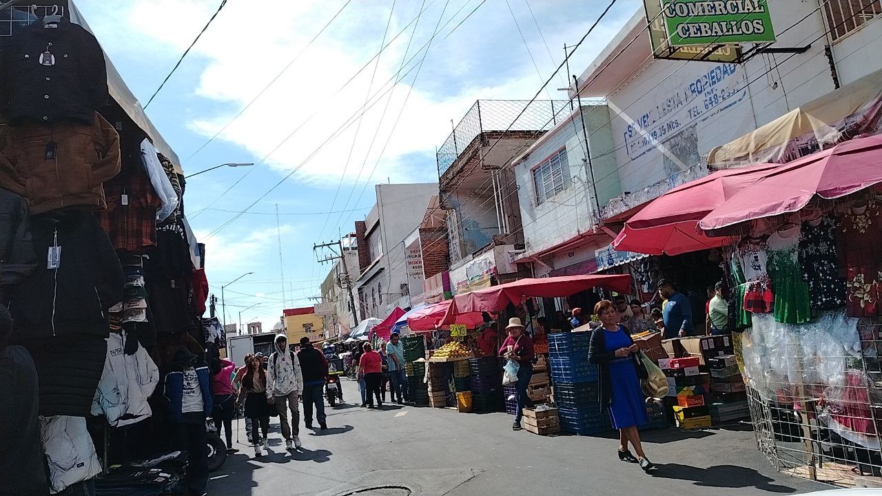 Comerciantes invaden calles y complican el tránsito en el centro de Salamanca 